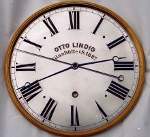 Pr&auml;zisionspendeluhr Lindig Zifferblatt